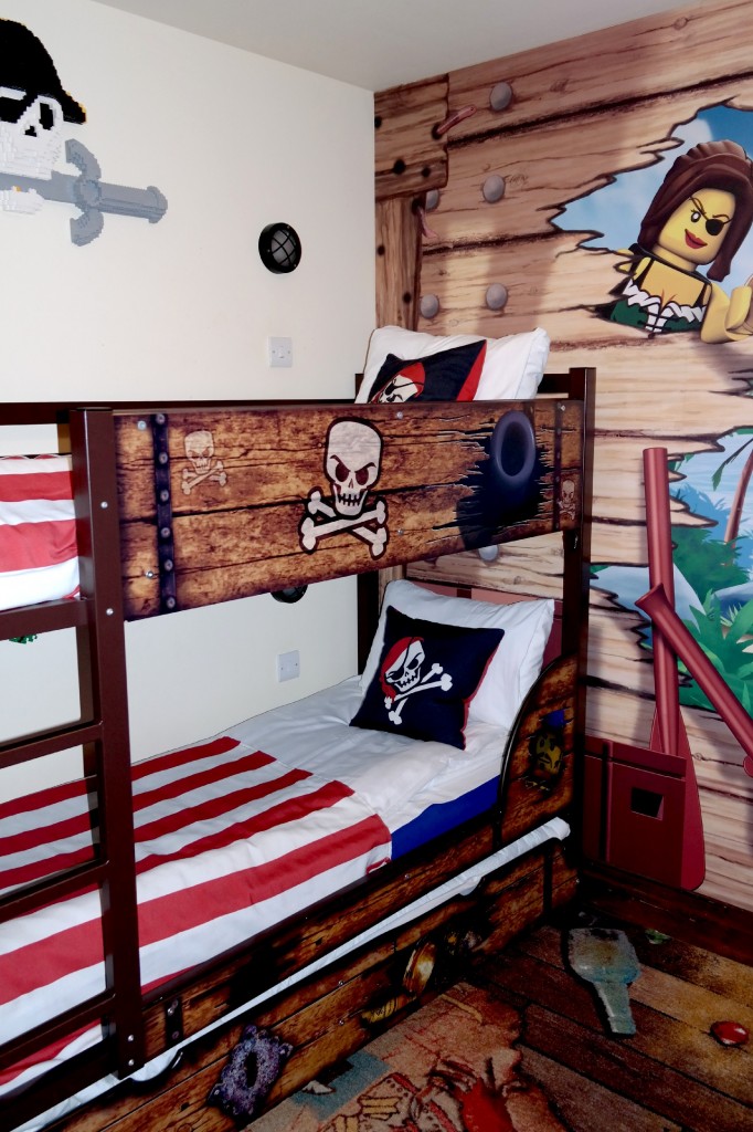 mini pirate cabin